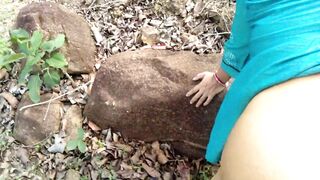 Jungle me babhi ka mutna or chudayi dono ek sath