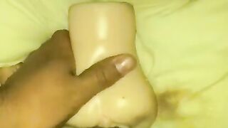 Me follo una vagina de goma mientras veo porno