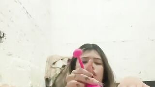 تجليخ عربية ساخنة في غرفة زوجها لحبيبها