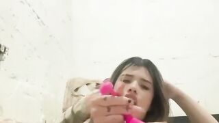 تجليخ عربية ساخنة في غرفة زوجها لحبيبها