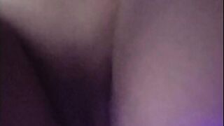 Me follo a mi mejor amiga suave para que su novio no se entere