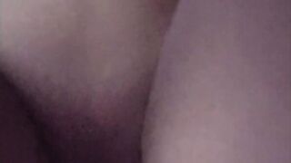 Me follo a mi mejor amiga suave para que su novio no se entere