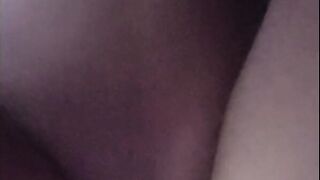 Me follo a mi mejor amiga suave para que su novio no se entere