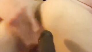 Femme chaude QOS se masturbe et se gode en pensant à la BBC