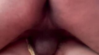 Sonido del culito cómo se resistencia a las metidas apretando mucho con descarga adentro