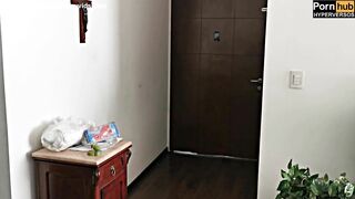 Seduce Al Repartidor De UBER EATS y Se Lo Folla Mientras Su Marido no Esta